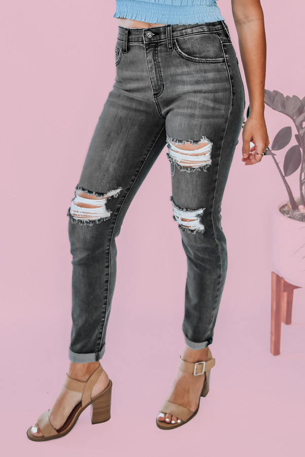 HIGH WAIST, STRAIGHT FIT, LOOSE THROUGH LEGS. STRETCHY. 29in. INSEAM FOR ALL SIZES. 73% COTTON, 14% RAYON, 11% POLYESTER, 2% SPANDEX. AMANDA IS A SIZE 2, WEARING A 26. STEPHANIE IS A SIZE 4, WEARING A 26.
