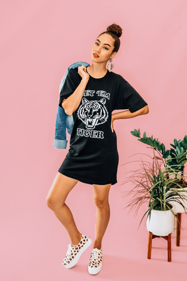 OVER SIZED “GET EM’ TIGER” BLACK GRAPHIC TEE. 100% COTTON. PIPER IS 5’4 SIZE 0, WEARING SMALL. NIKI IS SIZE 14, WEARING A LARGE.
S 0-6
M 6-12
L 12-16