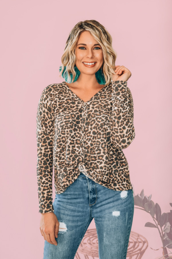 MADE IN USA. LEOPARD TWIST FRONT, FAUX BUTTON-DOWN, LONG SLEEVE TUNIC. 63% POLYESTER, 33% RAYON, 4% SPANDEX. AMANDA IS A SIZE 2, WEARING A SMALL. NIKI IS SIZE 14, WEARING AN XL.
XS 0-2
S 4-6
M 8-10
L 12-14
XL 14-16