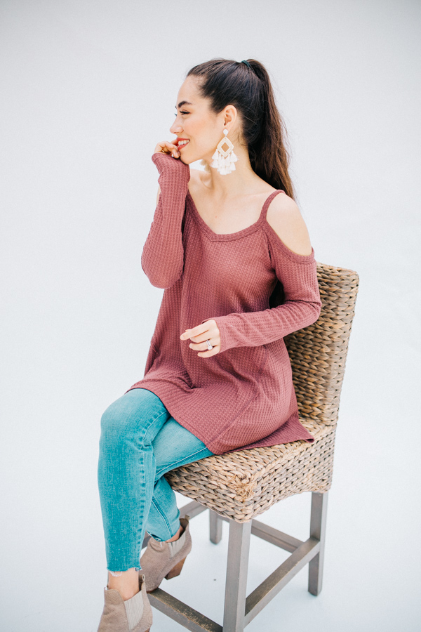 LONG SLEEVE, WAFFLE KNIT, COLD SHOULDER TOP.
ASYMMETRICAL HEMLINE.
ROSE COLOR. ALSO COMES IN TAUPE.
60% POLYESTER 35% COTTON 5% SPANDEX
SMALL 0-4 MEDIUM 6-10 LARGE 12-15