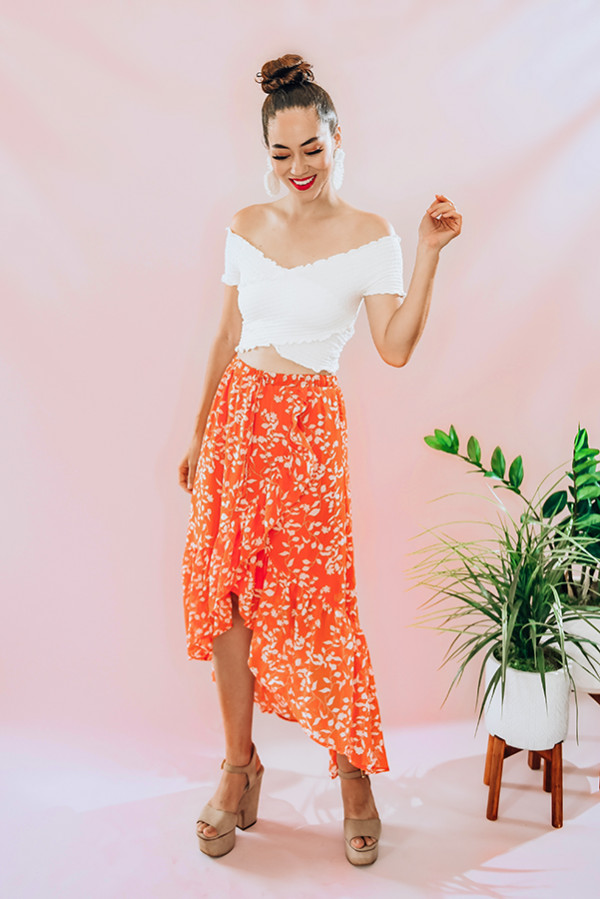 100% polyester, ruffled maxi skirt, double lined. Elastic waist and tie on the front. Piper is 5’4 , size 0 wearing a Small.
S 0-4
M 4-8
L 8-12