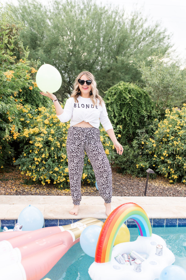 “BLONDE” WHITE CROPPED, LONG SLEEVE GRAPHIC TEE. DROPPED SHOULDER AND RIPPED CUFF. 100% COTTON. KATIE IS A SIZE 6, WEARING A MEDIUM.
S 0-4
M 4-8
L 8 -12