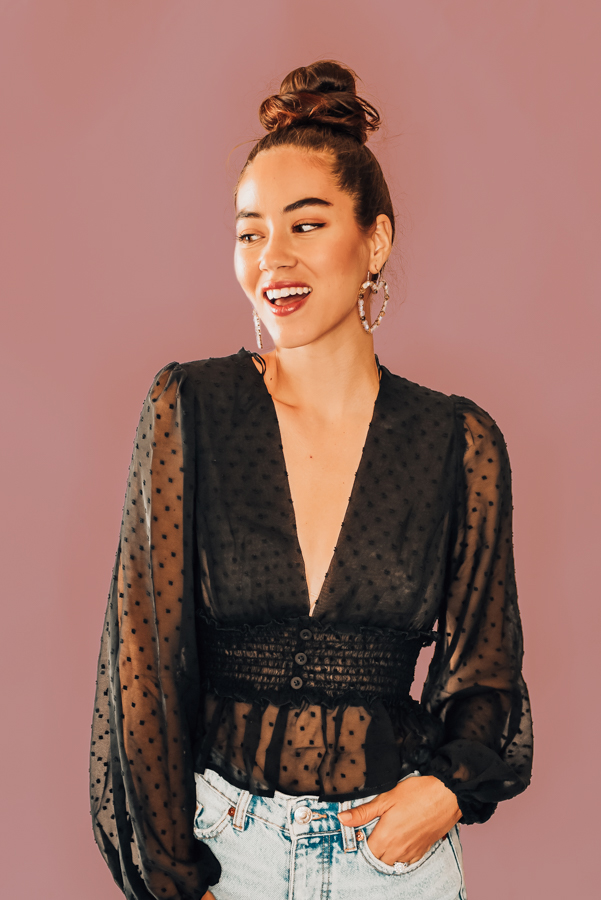 BLACK, POLKA DOT, SHEER PLUNGE BLOUSE. CROPPED, RUFFLE BOTTOM, CINCHED SLEEVES, RUCHING, FAUX BUTTON MID SECTION. COMES IN TWO COLORS, BLACK & TAN. 100% POLYESTER. PIPER IS 5’4 SIZE 0, WEARING SMALL. STEPHANIE IS SIZE 4, WEARING SMALL.
S 0-4
M 4-8
L 8-12