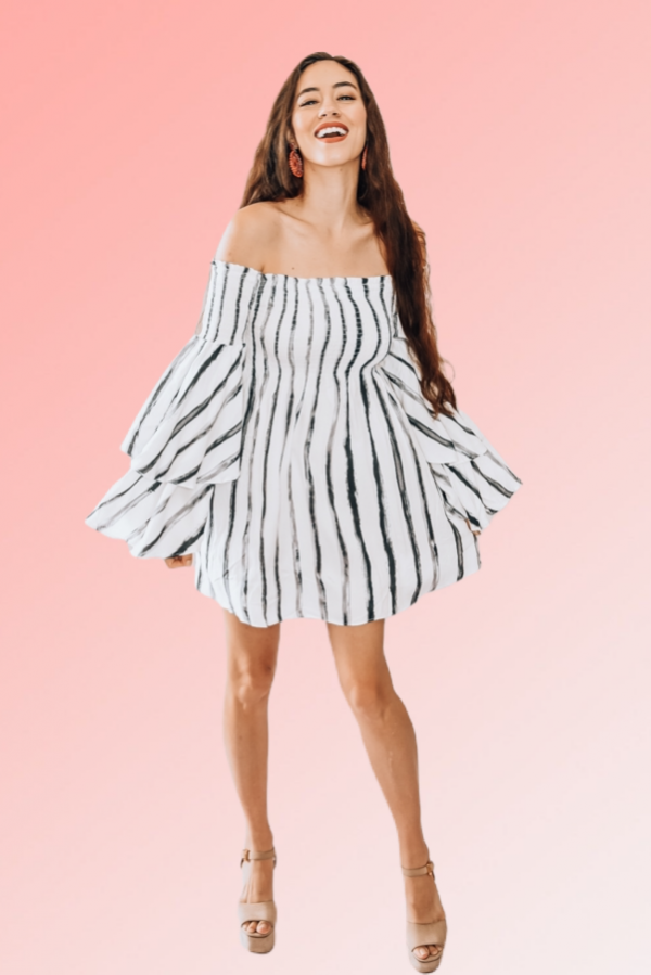 NAVY AND WHITE OFF-THE-SHOULDER DRESS. SMOCKED AND OVERSIZED. 100% RAYON. PIPER IS SIZE 0 AND WEARING A SMALL, NIKI IS SIZE 14 WEARING A LARGE.
XS 0-2
S 4-6
M 8-10
L 12-14
XL 16-18
