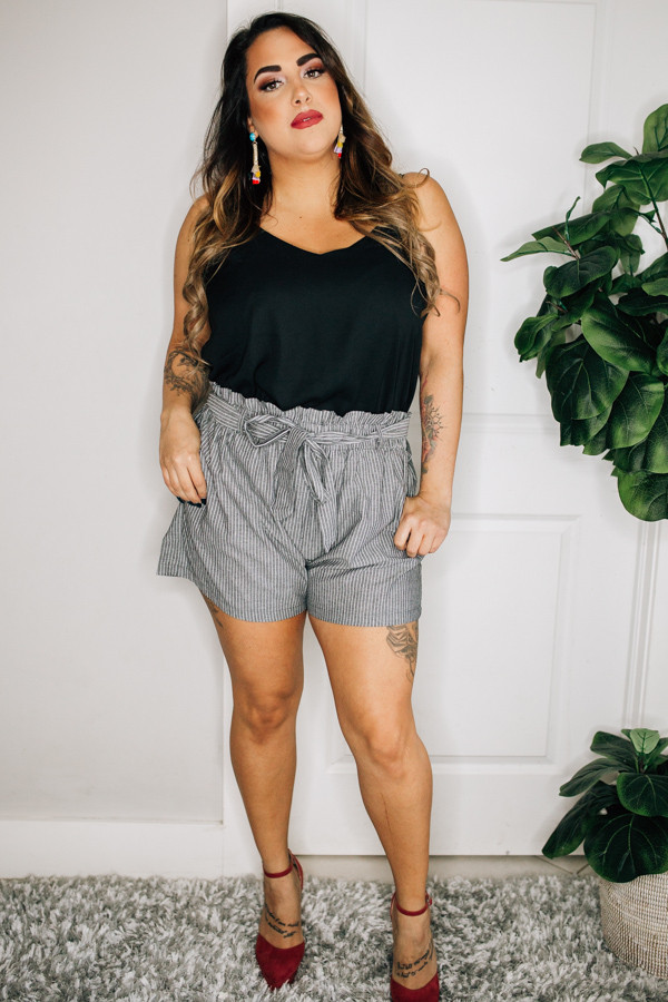 PLUS SIZE PAPER BAG WITH BOW SHORTS. TIE YARN DYE STRIPE. COMES IN BLACK/WHITE, BLUE/WHITE, AND KHAKI/WHITE COLOR COMBOS.
100% COTTON
XL 10-12
1X 12-14
2X 14-16