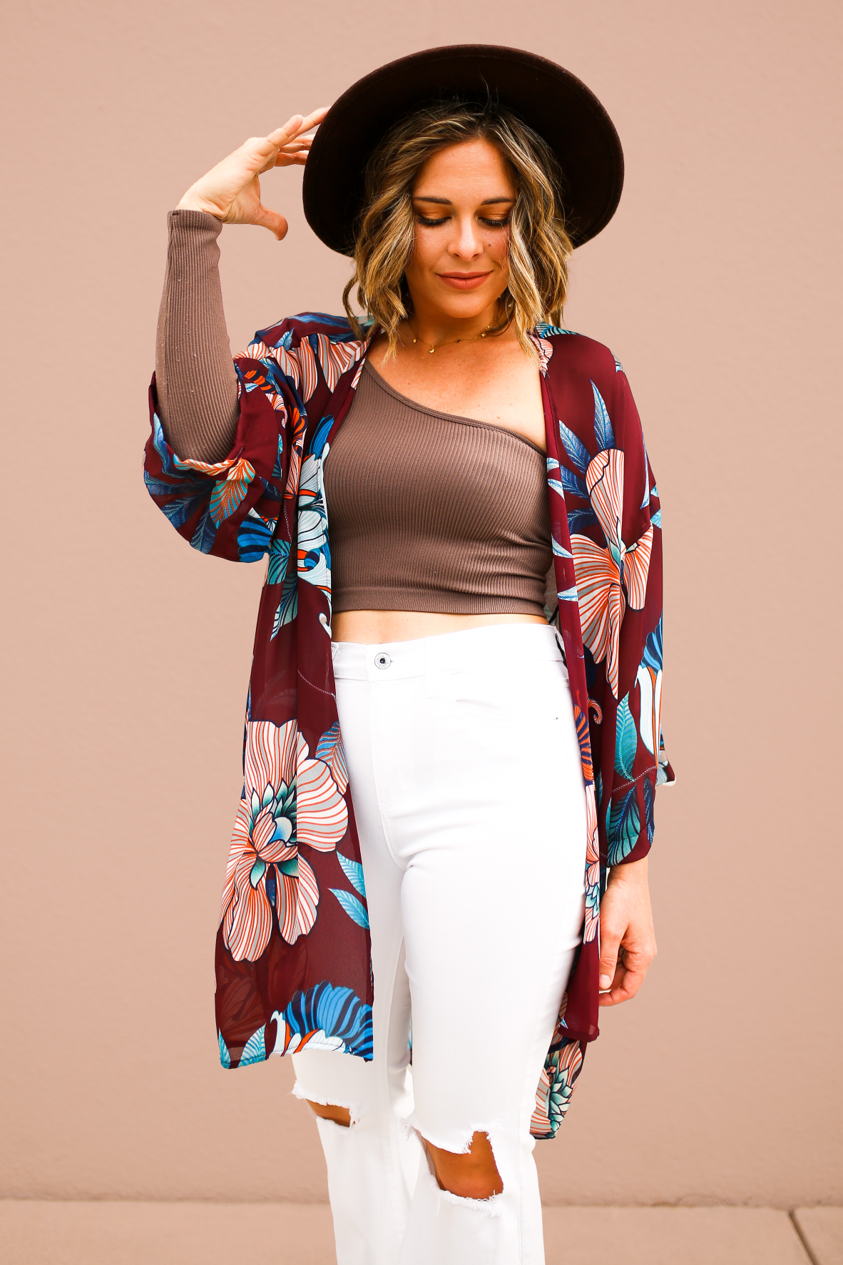 LIGHTWEIGHT, FLOWY KIMONO. DEEP WINE BACKGROUND WITH FLORAL PATTERN. ALSO COMES IN TEAL! 100% POLYESTER. AMANDA IS A SIZE 5’7” SIZE 2, WEARING A SMALL. GABBY IS A SIZE 12, WEARING A LARGE.
S 0-8
M 10-14
L 16-20