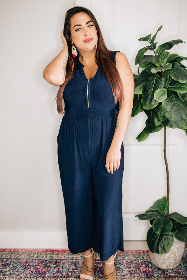 NAVY, SLEEVELESS, V-NECK,
WIDE LEG JUMPSUIT.
95% POLYESTER, 5% SPANDEX.
1XL 10-12
2XL 14-16
3XL 18-20