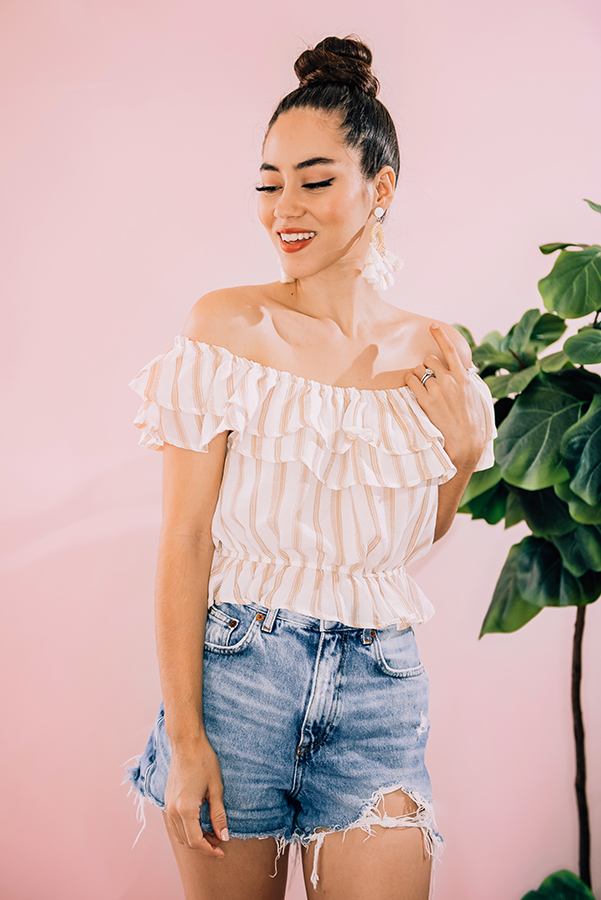 CREAM AND TAN STRIPED SHORT SLEEVE CROP TOP WITH RUFFLE DETAIL AT TOP AND BOTTOM. MODEL INFO: PIPER – SIZE 0, 5’5” WEARING A SMALL. NIKI – SIZE 14, 5’4”, WEARING A LARGE.
100% POLYESTER
SMALL 0-4
MEDIUM 6-10
LARGE 12-14