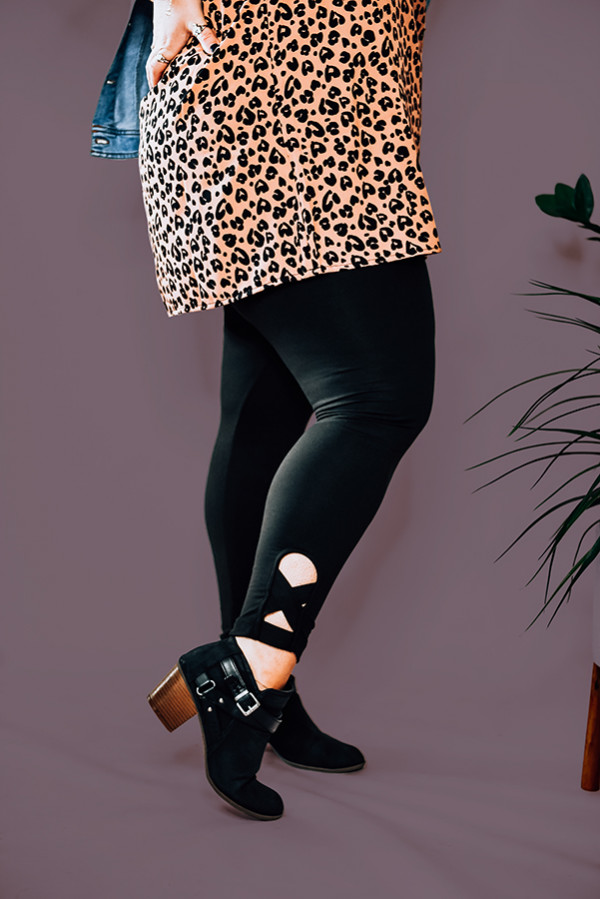 THE SOFTEST LEGGINGS EVER. BLACK, HIGHWAISTED CRISS CROSS HEM LEGGINGS. TWO COLORS, BLACK AND COPPER. 95% POLYESTER, 5% SPANDEX. AMANDA IS 5’6, SIZE 2, WEARING SMALL. NIKI IS SIZE 14, WEARING 1X.
S 0-4
M 6-10
L 10-14
XL 14-16
1X 16-18
2X 18-20
3X 20-222