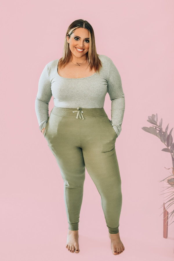 OVERSIZED OLIVE DRAWSTIRNG JOGGERS WITH FRONT POCKETS. AVAILABLE IN OLIVE AND GRE. 68% RAYON, 29% COTTON AND 3% SPANDEX. AMANDA IS 5’6, SIZE 2, WEARING A SMALL. NIKI IS SIZE 14, WEARING A MEDIUM.
S 0-6
M 6-12
L 12-18