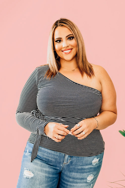 BLACK AND WHITE STRIPED ONE SHOULDER TOP. LONG SLEEVED AND TIE SASH. 95% POLYESTER, 5% SPANDEX. PIPER IS 5’4 SIZE 0, WEARING SMALL. NIKI IS SIZE 14, WEARING A LARGE.
XS 0-2
S 4-6
M 8-10
L 12-14
XL 14-16