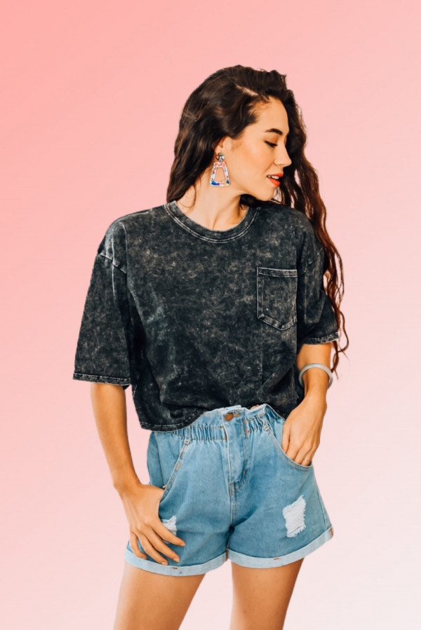 BLACK ACID WASHED, LOOSE FITTING TEE. SLIGHTLY CROPPED AND POCKET DETAIL. 100% COTTON. PIPER IS 5’4, SIZE 0 WEARING A SMALL. NIKI IS A SIZE 14, WEARING A SIZE LARGE.
S 0-6
M 6- 12
L 12-14