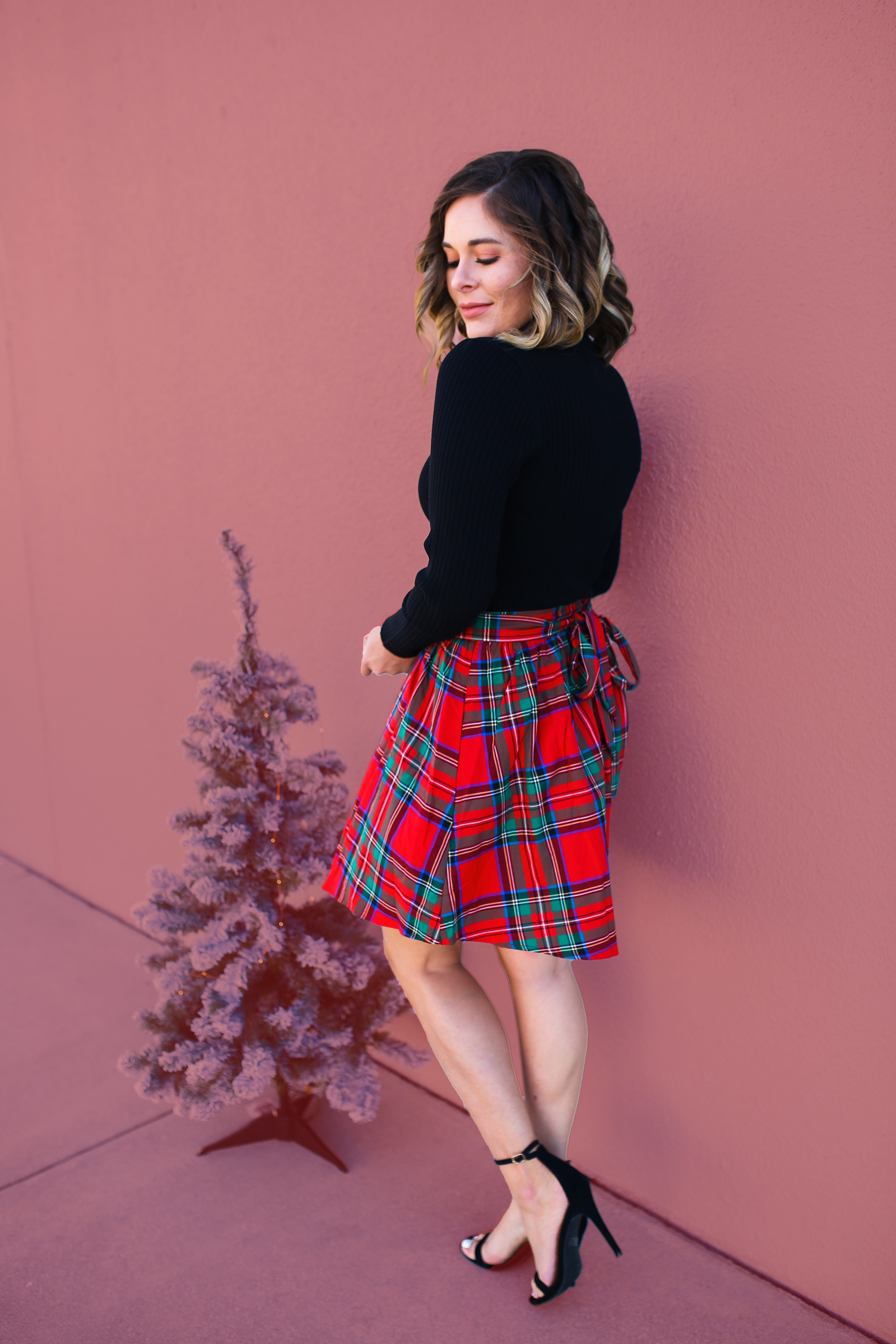 MAVERICK EXCLUSIVE! RED AND GREEN TARTAN PLAID SKIRT. LIGHTWEIGHT AND FLOWY OVER KNEE FIT. SIDE ZIPPER AND ATTACHED TIES TO BELT IN FRONT OR BACK. MATERIAL IS NOT STRETCHY. 100% COTTON. AMANDA IS 5’7 SIZE 2, WEARING A SMALL.
S 0-4
M 4-8
L 8-12