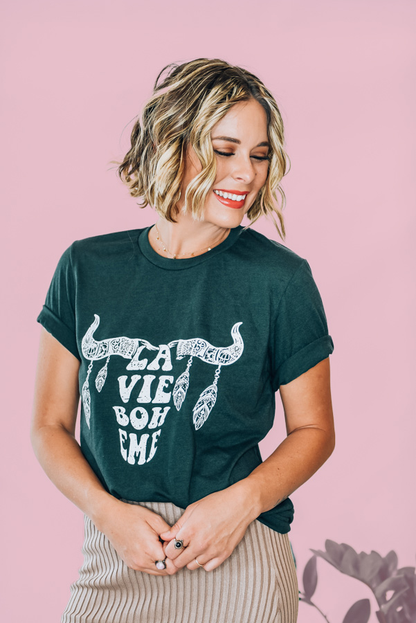 EMERALD, GREEN HEATHERED TEE. SUPER SOFT MATERIAL. WHITE “LA VIE BOHEME” GRAPHIC. 52% COTTON 48% POLYESTER. AMANDA IS A SIZE 2, WEARING A SMALL. NIKKI IS SIZE 14, WEARING XL.
XS 00-0
S 0-4
M 4-8
L 8-12
XL 12-16
XXL 16-18