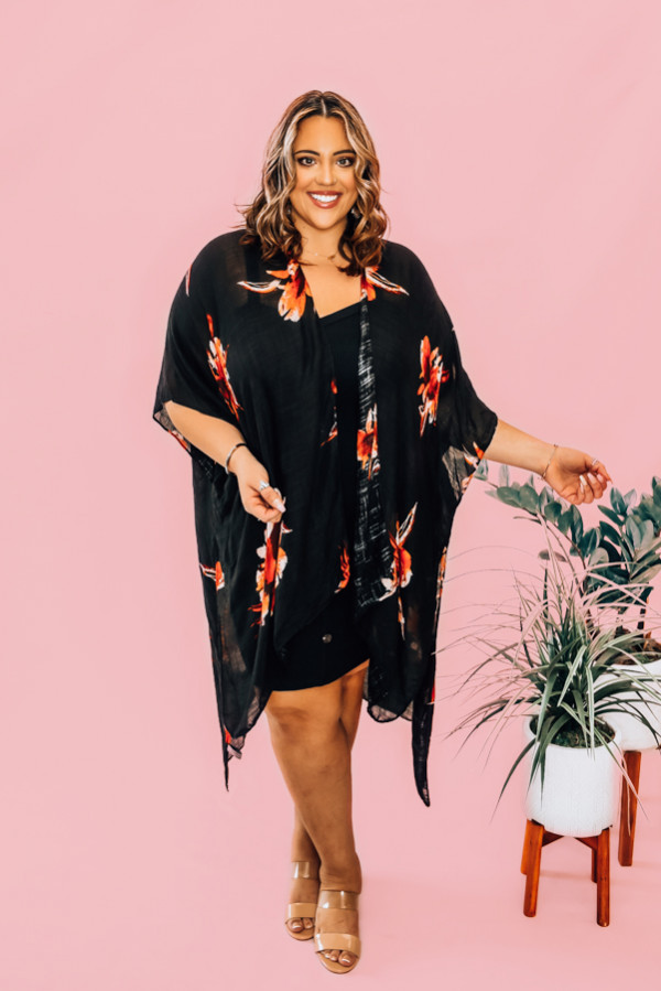 LONG-LINE, OPEN-FRONT, BLACK FLORAL KIMONO. SIDE SLIT. 100% VISCOSE. NIKI IS A SIZE 14 WEARING A LARGE.
OS 0-22