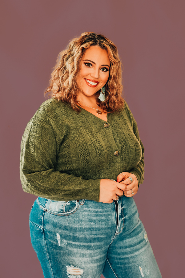 OLIVE V-NECK CROPPED FUNCTIONAL BUTTON UP KNIT CARDIGAN STYLE SWEATER. AVAILABLE IN THREE COLORS, CREAM, BLACK, OLIVE GREEN. 75% ACYRLIC, 22% POLYESTER, 3% SPANDEX. PIPER IS SIZE 0, WEARING SMALL. NIKI IS SIZE 14 WEARING LARGE.
S 0-4
M 4-8
L 8-12