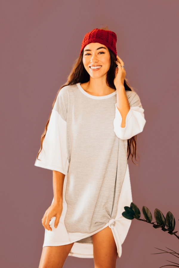 SLOUCHY, OVERSIZED DRESS OR TUNIC WITH WHITE SLEEVES AND SIDES. 95% POLYESTER, 5% SPANDEX. STEPHANIE IS SIZE 4 WEARING A SMALL. NIKI IS A SIZE 14, WEARING XLARGE.
XS 0-4
S 4-8
M 8-12
L 12-16
XL 16-20