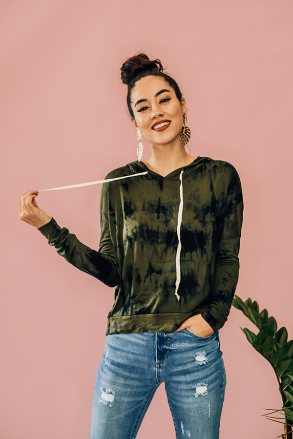 OLIVE TIE DYE, LIGHTWEIGHT, DRAWSTRING HOODIE. 94% RAYON, 6% SPANDEX. PIPER IS 5’4 SIZE 0, WEARING SMALL. NIKI IS SIZE 14, WEARING A LARGE.
S 0-4
M 6-10
L 12-16
XL 16-20