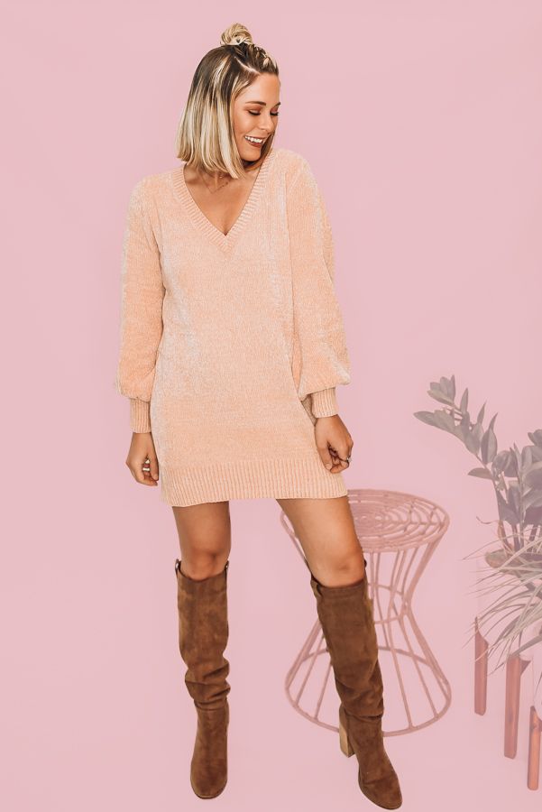 PEACH V-NECK SWEATER DRESS WITH BALLOON SLEEVES. 100% POLYESTER. AMANDA IS 5’7 SIZE 2, WEARING A SMALL.
S 0-6
M 6-12
L 12-16
