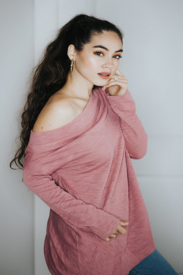 PINK OFF THE SHOULDER SLOUCHY TOP. OVERSIZED, LONG AND STYLISH. THIS TOP DOES RUN A LITTLE LARGE BUT IS MEANT TO BE OVERSIZED. ADD A PAIR OF SKINNY JEANS AND SOME BOOTIES TO TOP OFF THIS LOOK.