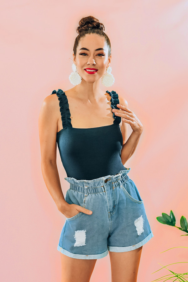 Lawrence - PAPERBAG STYLE DENIM SHORTS -JEAN
Denim paper bag distressed denim shorts. Elastic on waist and button, zipper closure. Comes in two black and jean colored. 100% cotton. Piper is 5’4, size 0 wearing a Small.
S 0-2
M 4-6
L 8-10