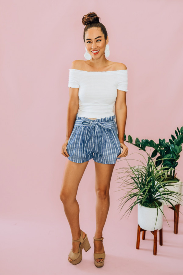 BLUE STRIPED PAPER BAG SHORTS WITH TIE. PAPER BAG HIGH WAIST CUT. 60% COTTON 40% POLYESTER. COMES IN THREE COLORS - OFF WHITE, BLUE, AND TAUPE. PIPER IS 5’4, SIZE 0 WEARING A SMALL.
S 0-4
M 6-10
L 10-12