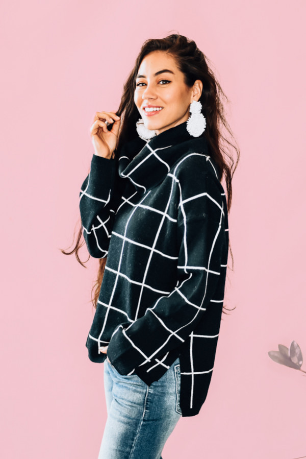 BLACK AND WHITE PLAID COWLNECK SWEATER. 45% VISCOSE, 27% NYLON, 28% PBT. TARA IS SIZE 4, WEARING A SMALL.
S 0-4
M 6-10
L 12-14