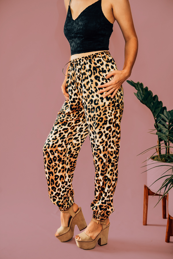 LEOPARD, SILK-LIKE, HIGHWAISTED AND CUFFED ANKLE PANTS. FRONT POCKETS AND DRAWSTRING WAIST. 95% POLYESTER, 5% SPANDEX. PIPER IS SIZE 0, WEARING SMALL. NIKI IS SIZE 14, WEARING AN XLARGE.
XS 0-2
S 4-6
M 8-10
L 10-12
XL 12-14