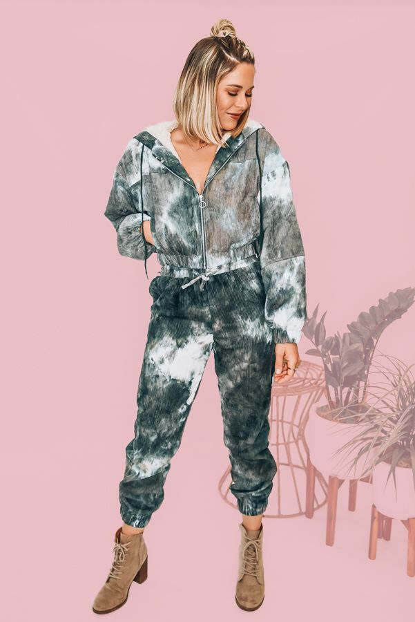BLUE AND WHITE TIE DYE. RIBBED. ZIP UP HOODIE WITH POCKETS. HOODIE HAS TEDDY LINING, PANTS UNLINED. ELASTIC TIE WAIST WITH POCKETS. CUFFED BOTTOMS. LINING: 55% COTTON, 45% POLYESTER. OUTSIDE: 100% POLYESTER.
S 0-4
M 4-8
L 8-12