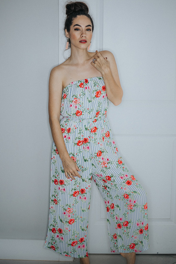 WHITE AND BLUE STRIPES WITH FLORAL DESIGN JUMPSUIT
ELASTIC WAIST/ HITS MID LENGTH LEG
100% POLY
SMALL 4-6 MEDIUM 8-10 LARGE 12-14