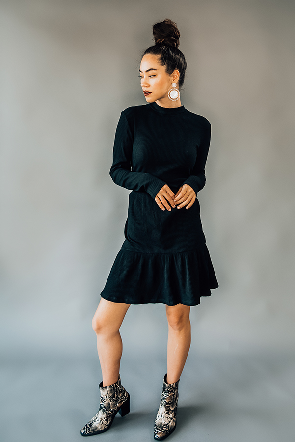 MOCK NECK, RIBBED, LONG SLEEVE SWING DRESS. MIDI LENGTH W/RUFFLE DETAIL. RUNS BIG. MODEL INFO: PIPER-SIZE 0, 5’5”, WEARING A S-FIT WAS LOOSE. NIKI-SIZE 14, 5’4”, WEARING A L.
95% POLYESTER, 5% SPANDEX.
XS 0-4
SMALL 4-8
MEDIUM 8-12
LARGE 12-16
XL 16-18