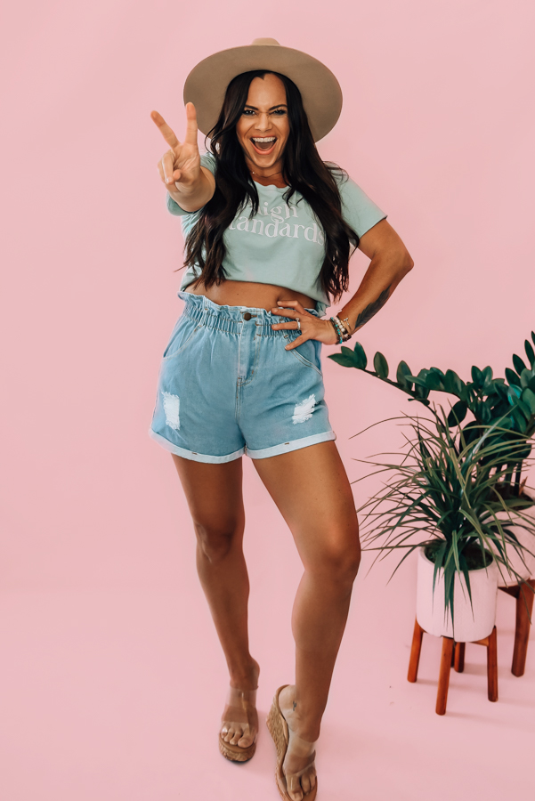 “HIGH STANDARDS” CROP STYLE GRAPHIC TEE. 65% POLYESTER, 35% COTTON. PIPER IS 5’4 SIZE 0, WEARING SMALL. NIKI IS SIZE 14, WEARING AN XL.
XS 0-2
S 4-6
M 8-10
L 12-14
XL 14-16
2XL – 16-18