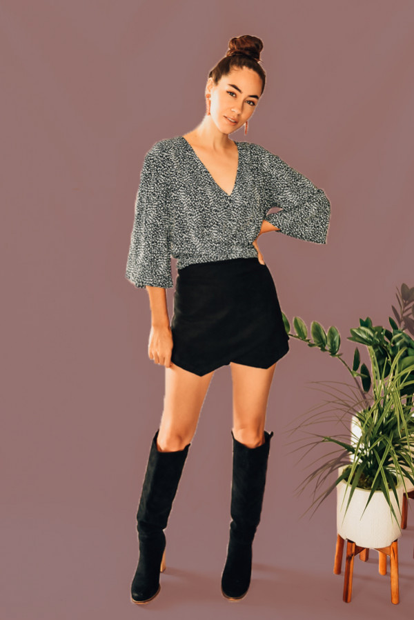 SUEDE BLACK SKORT WITH SIDE ZIPPER. AVAILABLE IN TWO COLORS, BLACK AND TAN. 91% POLYESTER, 9% SPANDEX. PIPER IS A SIZE 0, WEARING A SMALL.
XS 0-2
S 4-6
M 6-8
L 8-10
XL 10-12