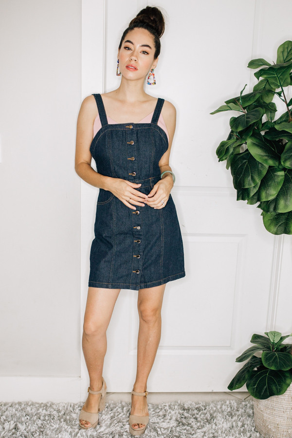 BUTTON DETAIL, SLEEVELESS DRESS IN
DENIM. RUNS SMALL.
80% COTTON, 20% POLYESTER.
XS 00-0
SMALL 0-2
MED 4-6
LARGE 8-10