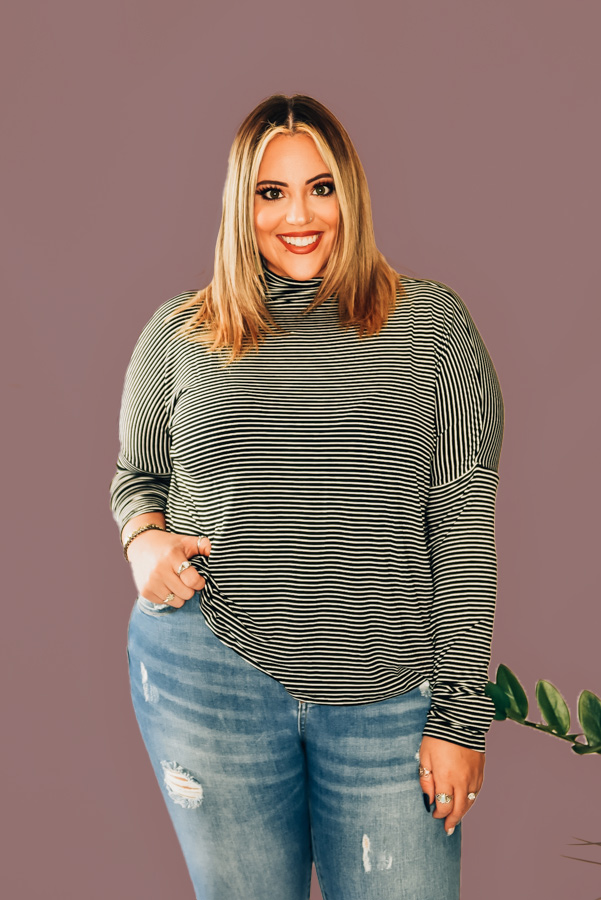 BLACK AND WHITE STRIPED, LONG SLEEVE, TURTLENECK TOP. 100% POLYESTER. PIPER IS 5’4 SIZE 0, WEARING SMALL. NIKI IS A SIZE 14, WEARING A LARGE.
S 0-6
M6-12
L 12-16