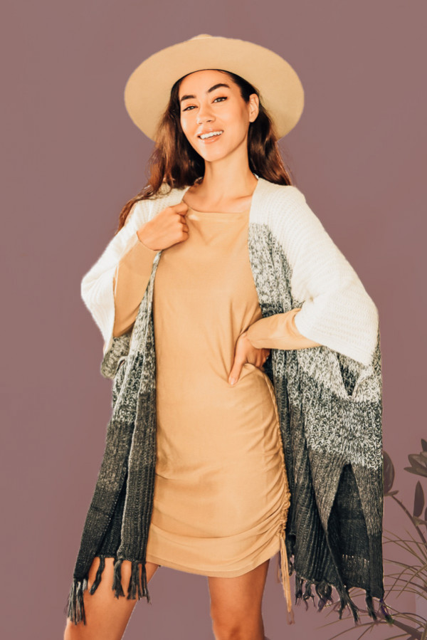 GREY TASSELED AND COLORBLOCK KNIT PONCHO/KIMONO. 75% ACYRLIC, 25% NYLON. PIPER IS A SIZE 0, WEARING A SMALL. NIKI IS A SIZE 14 WEARING A LARGE.
S 0-8
M 8-16
L 16-22