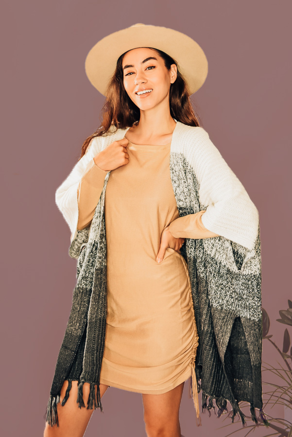 GREY TASSELED AND COLORBLOCK KNIT PONCHO/KIMONO. 75% ACYRLIC, 25% NYLON. PIPER IS A SIZE 0, WEARING A SMALL. NIKI IS A SIZE 14 WEARING A LARGE.
S 0-8
M 8-16
L 16-22