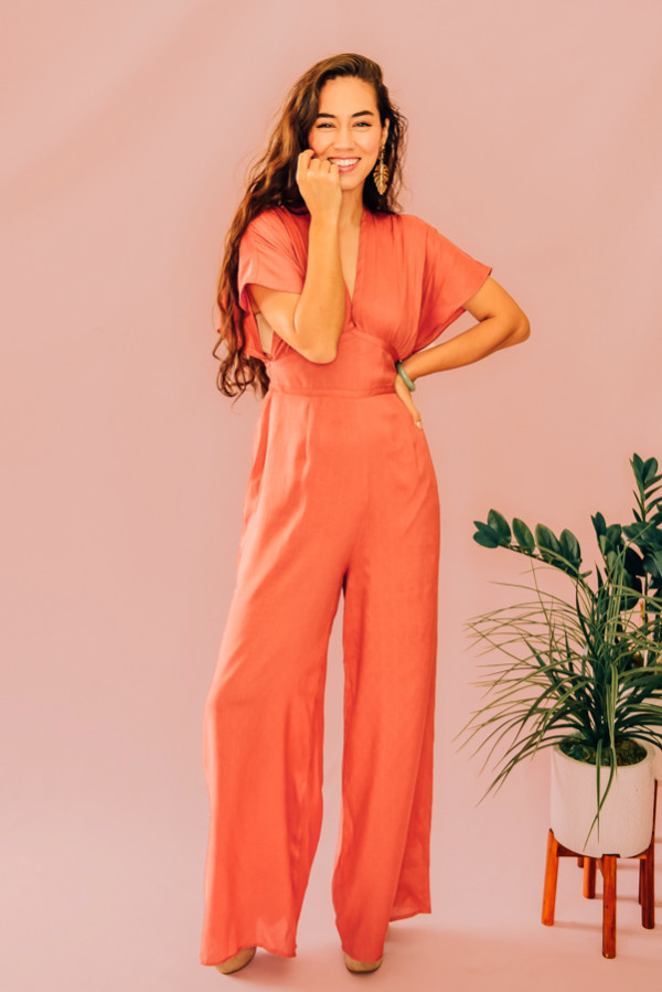 CLAY COLORED, KIMONO SLEEVE, DEEP V-NECK JUMPER. OPEN BACK WITH TIE. 70% POLYESTER, 30% RAYON, WITH 100% POLYESTER LINING. PIPER IS 5’4 SIZE 0, WEARING SMALL.
S 0-4
M 4-8
L 8-12
