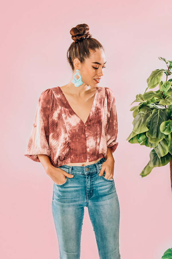 RED AND CREAM, V-NECK BUBBLE SLEEVE CROP WITH BUTTON DETAIL. MODEL INFO: PIPER – SIZE 0, 5’5” WEARING A SMALL. NIKI – SIZE 14, 5’4”, WEARING A LARGE.
65% COTTON, 35% LINEN
SMALL 0-4
MEDIUM 6-10
LARGE 12-14