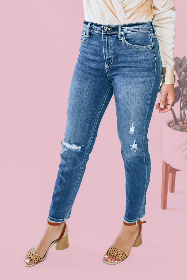 HIGH WAIST, STRAIGHT FIT, LOOSE THROUGH LEGS. STRETCHY. 29in. INSEAM FOR ALL SIZES. 93% COTTON, 6% ELASTERELL, 1% SPANDEX. AMANDA IS A SIZE 2, WEARING A 26.