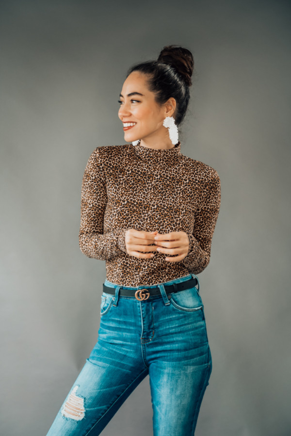 LEOPARD PRINT, LONG SLEEVE, MOCK NECK BODYSUIT WITH CLASPS AT BOTTOM. MODEL INFO: STEPHANIE – SIZE 4, 5’1”, WEARING A SMALL. NIKI – SIZE 14, 5’4” WEARING AN XL.
95% POLYESTER 5% SPANDEX
X-SMALL 0-2
SMALL 4-6
MEDIUM 6-8
LARGE 10-12
X-LARGE 12-14