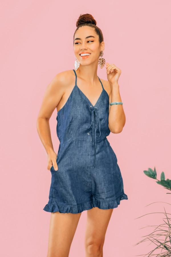 MEDIUM WASH, JEAN COLORED ROMPER. TANK TOP STRAPS WITH LACE UP FRONT AND RUFFLE DETAIL ON SHORTS HEM. 100% COTTON. PIPER IS SMALL WEARING SIZE 0
S 0-4
M 4-8
L 8-12