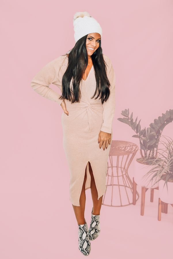 DUSTY PINK V-NECK SWEATER DRESS. MIDI LENGTH. FRONT KNOT AND FRONT SLIT. 93% POLYESTER, 7% SPANDEX. STEPHANIE IS 5'1 SIZE 4, WEARING A SMALL.
S 0-4
M 4-8
L 8-12