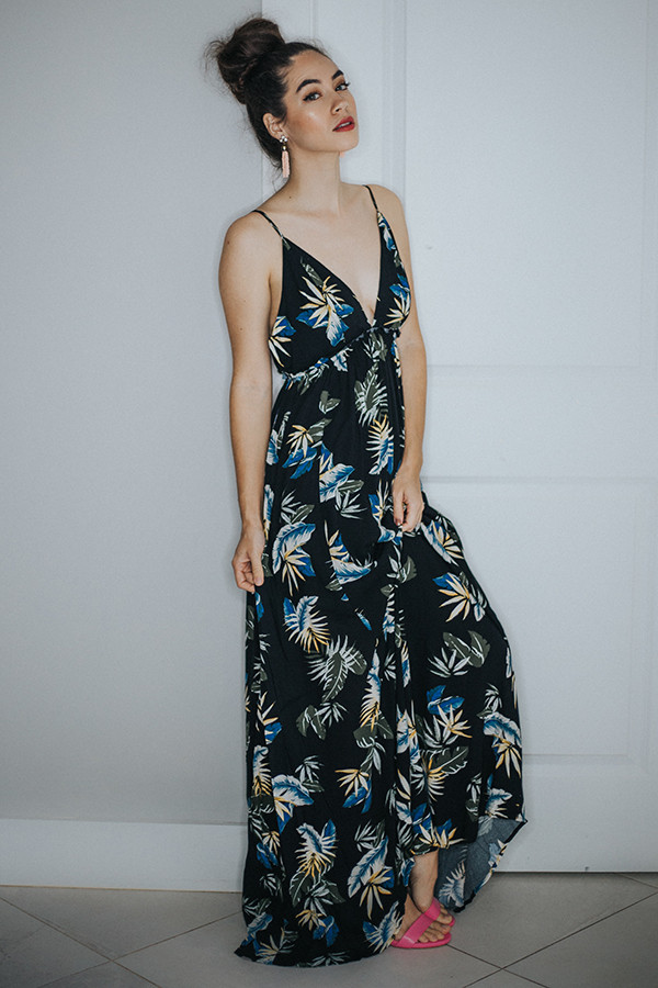 BLACK WITH LEAVES PRINT DRESS. SPAGHETTI STRAPS WITH
LOWER BACK. 100% RAYON
SMALL 4-6 MEDIUM 8-10 LARGE 12-14