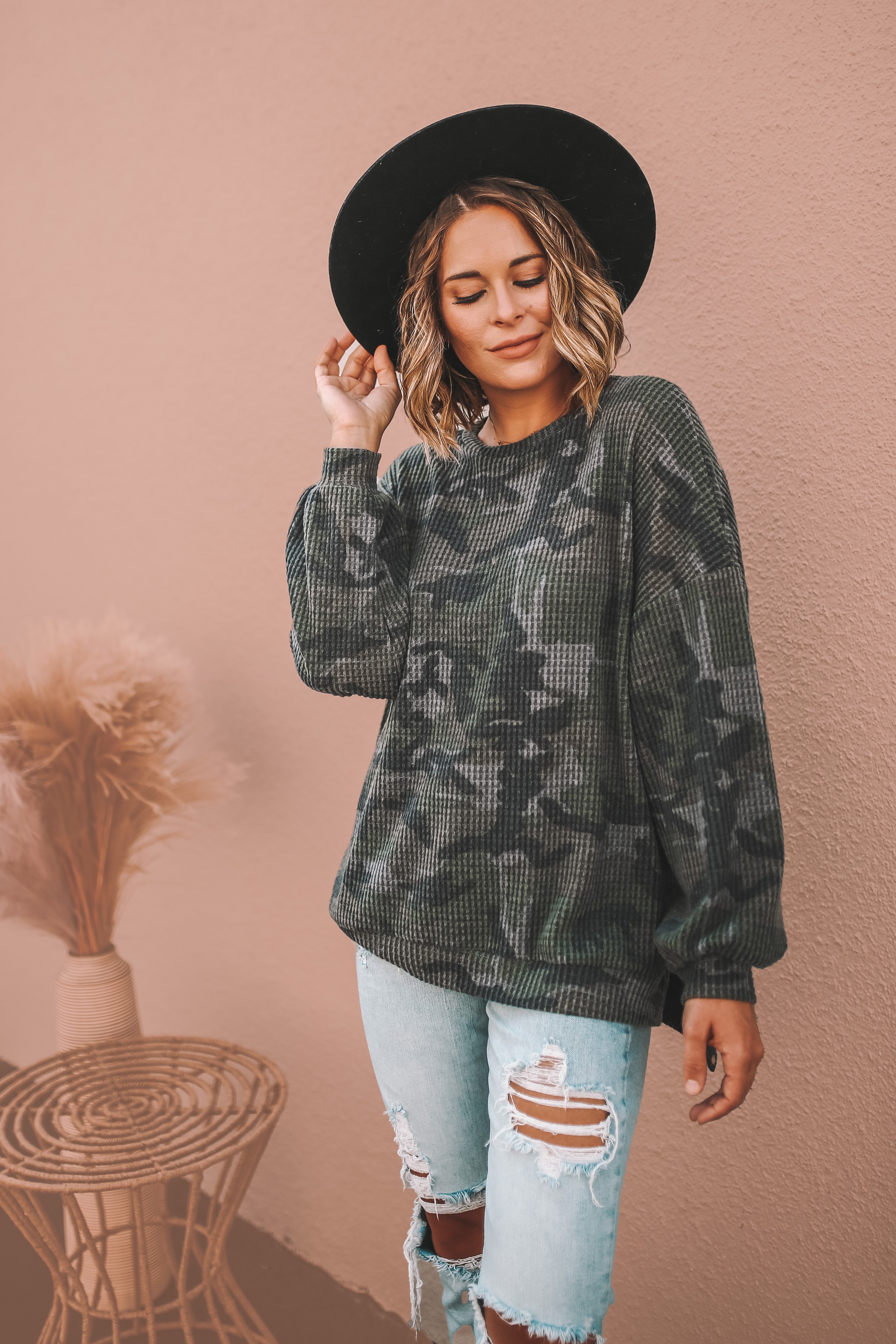 MAVERICK EXCLUSIVE! OVERSIZED CAMO CREWNECK TUNIC. DROP SHOULDER AND SIDE SLITS. 89% POLYESTER, 9% RAYON, 2% SPANDEX. AMANDA IS 5’6 SIZE 2, WEARING SMALL. NIKI IS SIZE 14, WEARING A LARGE.
26/52
XS 0-2
S 4-6
M 8-10
L 12-14
XL 14-16