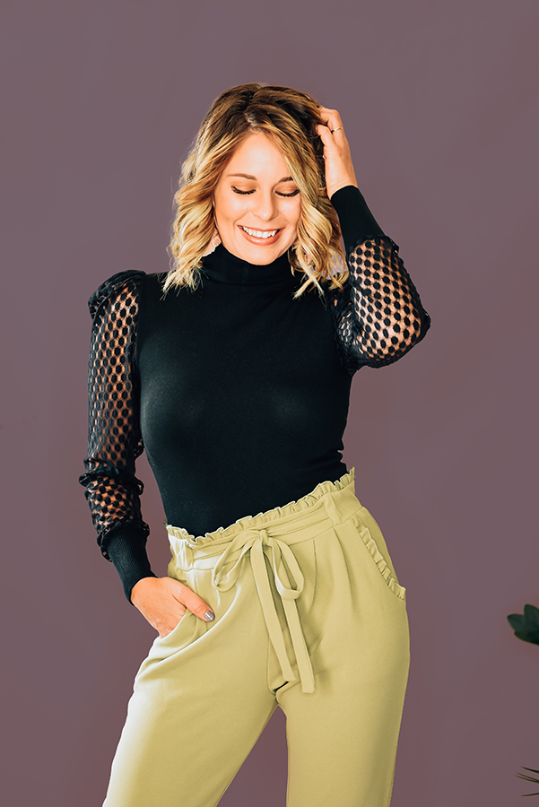 BLACK MOCK NECK LONG SLEEVE TOP. MESH AND POLKA DOT SLEEVE WITH STRETCHY BODICE. SELF: 52% VISCOSE, 48% POLYESTER; SLEEVES:90% NYLON, 10% SPANDEX. AMANDA IS 5’6, SIZE 2 WEARING A SMALL, NIKI IS SIZE 14 WEARING AN XLARGE.
S 0-2
M 4-6
L 8-10
XL 12-14