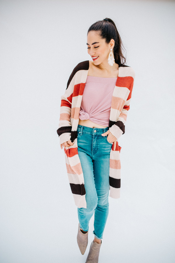 LONG SLEEVE COLOR BLOCK CARDIGAN SWEATER.
TWO POCKETS. KNEE LENGTH.
ROSE/MAUVE COLOR.
SMALL 2/4
MEDIUM 6/8
LARGE 10/12