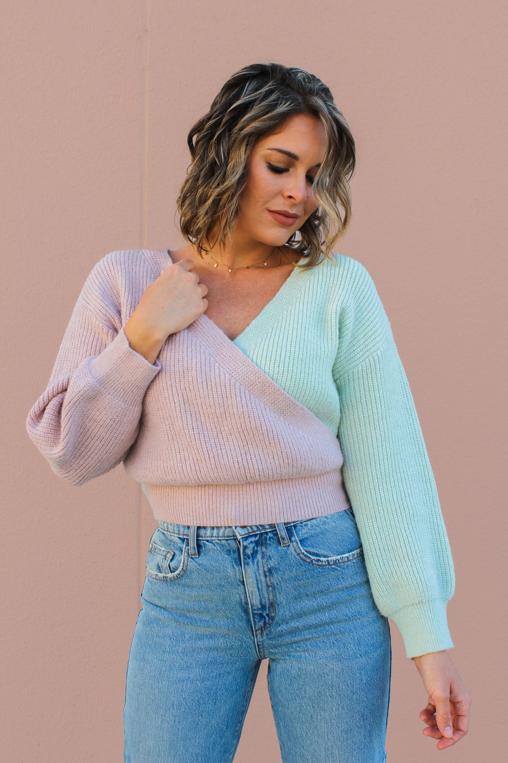 MAVERICK EXCLUSIVE! SOFT AND STRETCHY KNIT SWEATER IN LILAC AND MINT COLORBLOCK. V-NECK SURPLICE STYLE TOP. 42% ACRYLIC, 30% POLYESTER, 28% NYLON. AMANDA IS A SIZE 5’7” SIZE 2, WEARING A SMALL.
S 0-4
M 6-10
L 12-16