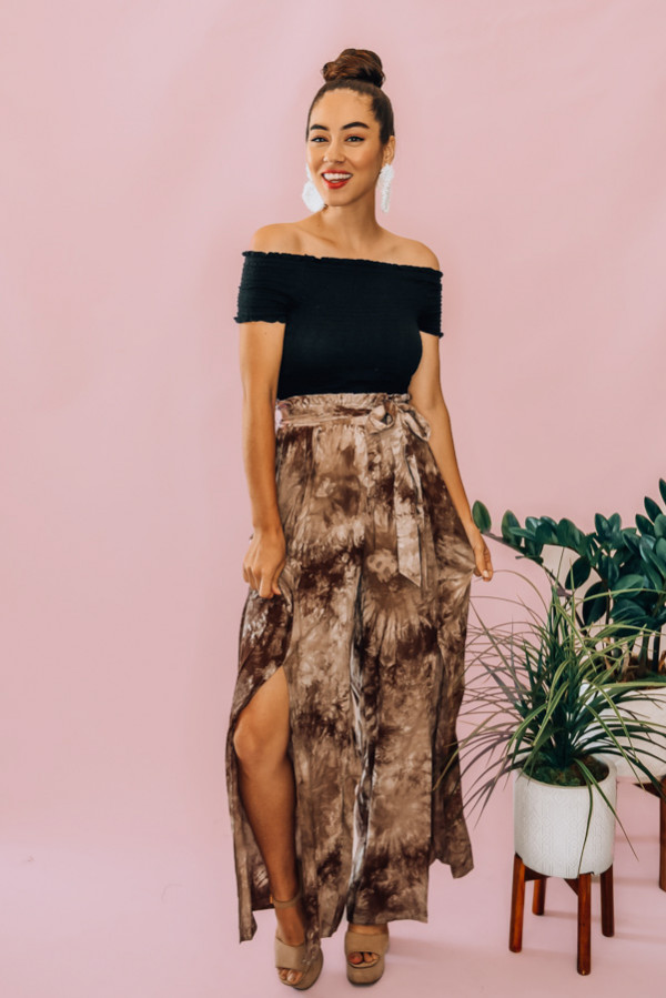 KHAKI TIE DYE, WIDE LEG, OPEN SLIT PANT. HIGH WAISTED WITH A BELT SASH. COMES IN TWO COLORS – KHAKI AND ORANGE. 100% RAYON. PIPER IS 5’4, SIZE 0 WEARING A SMALL. NIKI IS A SIZE 14, WEARING A SIZE LARGE.
S 0-4
M 6-10
L 10-14