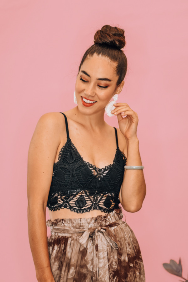 LACE TANK TOP BRALETTE. LINED. COMES IN TWO COLORS – BLACK AND RED. 100% POLYESTER. PIPER IS 5’4 SIZE 34A, WEARING SMALL, KATIE IS 34DD WEARING A LARGE.
S 34 A-C/36 A-B
M 36B-D
L 32DD/34DD/36C